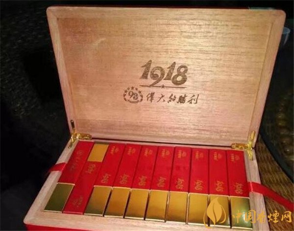 打开长城雪茄烟1918木质的内盒,盒盖上印有红色的"1918伟大胜利"字样
