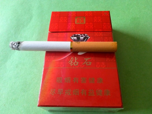 红钻石烟价格表和图片 钻石烟(红双喜)多少钱一包(8元)