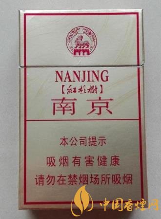 这款香烟有很多的外号,比如说红杉树(小贡),南京(硬红,红杉树,小贡)