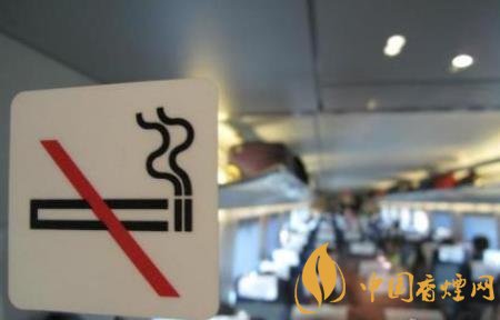 高铁上吸烟不仅需要罚款 还将会列入失信人员名单!