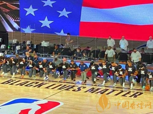 NBA球员集体下跪抗议