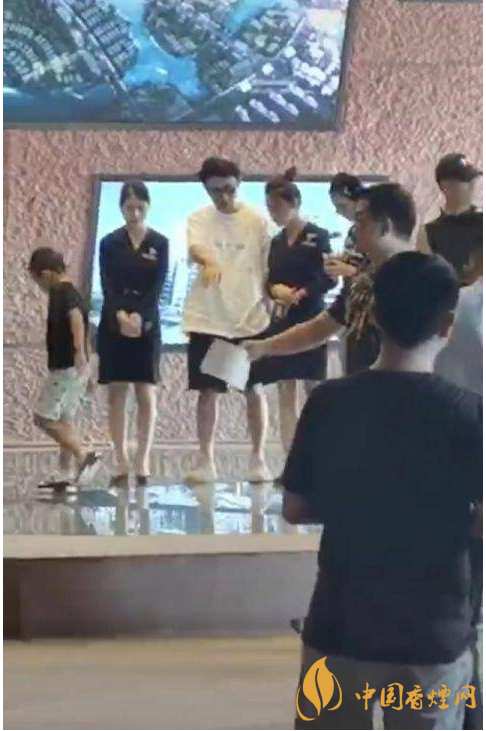 王思聪带女生现身楼盘看房 谈恋爱又买房？-中国香烟网