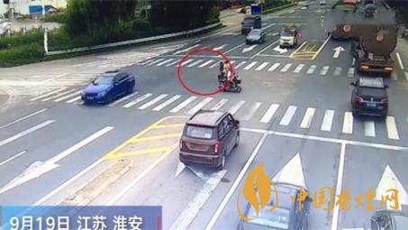 女子骑电动车闯红灯儿子跳车被撞 警方已经介入调查