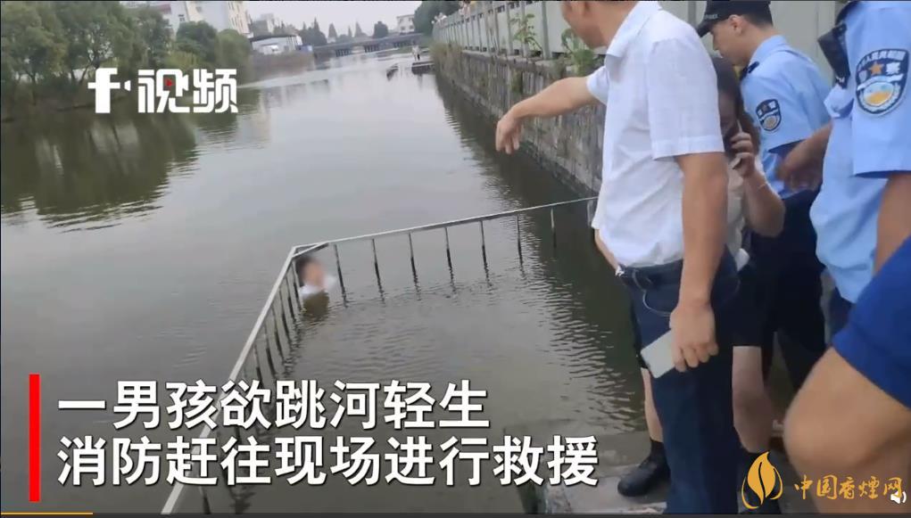 10月3日,浙江宁波.一男孩欲跳河轻生,消防赶往现场进行救援.