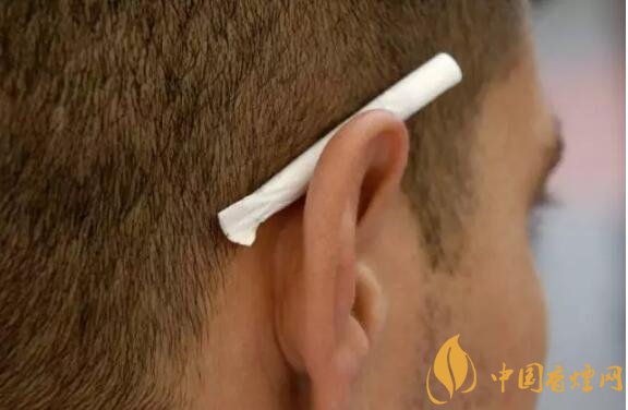 香烟夹耳朵上是怎么来的，耳夹烟是男人的专利