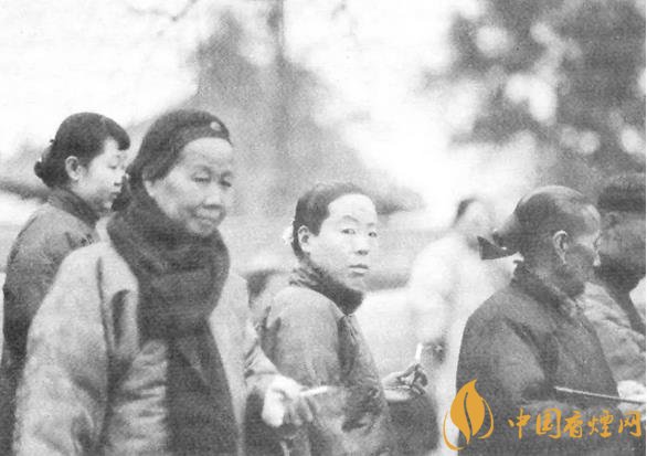 [震惊]震惊！据史料记载中国女子从明清便开始抽烟！