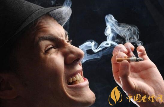 【高铁吸烟吸烟危害】吸烟的危害：吸烟会导致牙周病的发生和加重牙周病的病情