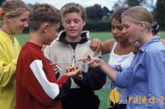 [研究表明青少年吸烟主要是受外界因素的影响]研究表明青少年吸烟主要是受外界因素的影响