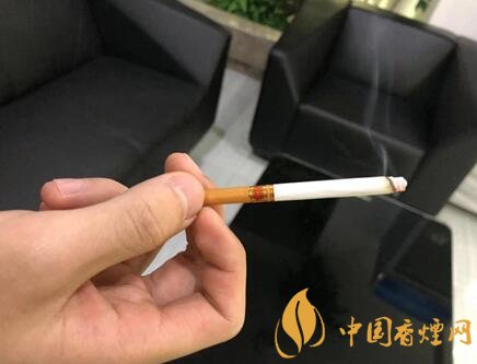 及第金腰，华贵朱砂，品一回云烟中支金腰带（非卖品）的别样清香