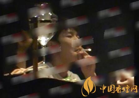 王源朋友聚会时吸烟 这四款香烟酒桌上面必备！