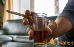 喝酒的同时抽烟危害会更大吗 抽烟加喝酒的危害介绍