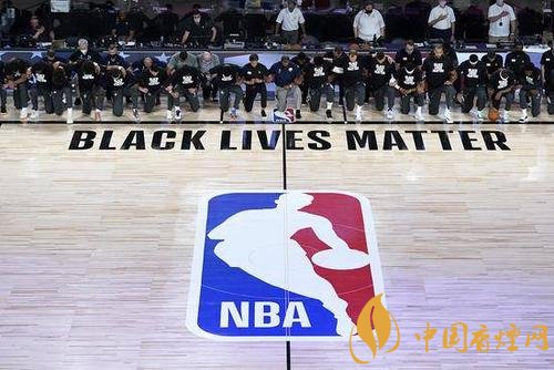NBA球员集体下跪抗议